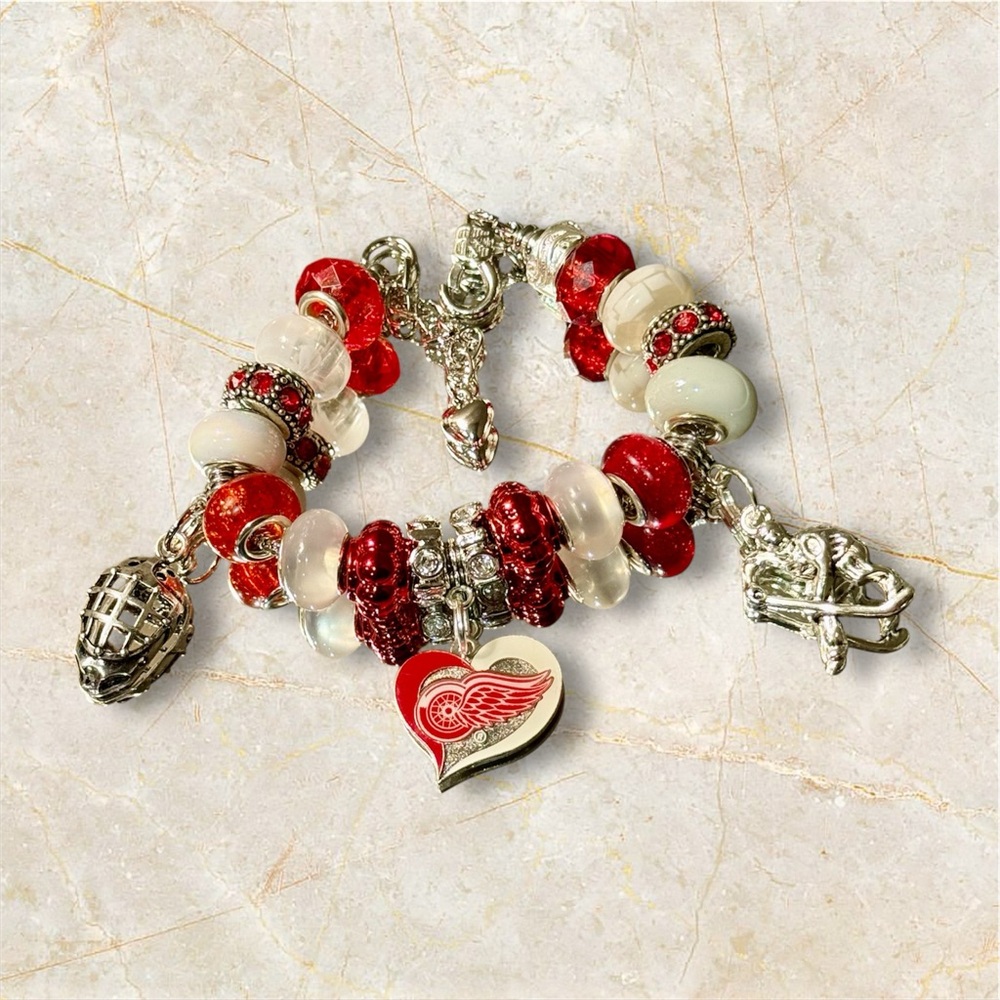 Detroit Red Wings Beaded Charm Bracelet - NHL